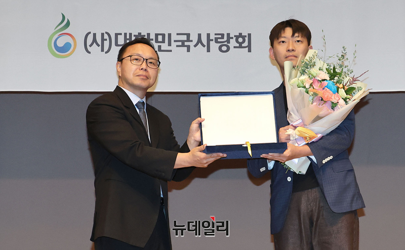 ▲ 건국 77주년을 맞아 이승만 건국 대통령의 업적을 기리는 '대한민국 건국 77주년 기념식', '제18회 우남이승만애국상 시상식', '우남이승만 연구 장학금 수여식'이 14일 오후 서울 프레스센터에서 열렸다. 김은구 서울대 트루스포럼 대표가 이명준 전국학생수호연합 대표에게 우남이승만애국상 청년상을 시상했다. ⓒ정상윤 기자