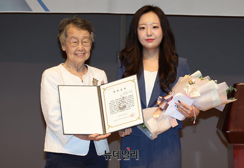 ▲ 건국 77주년을 맞아 이승만 건국 대통령의 업적을 기리는 '대한민국 건국 77주년 기념식', '제18회 우남이승만애국상 시상식', '우남이승만 연구 장학금 수여식'이 14일 오후 서울 프레스센터에서 열렸다. 이인호 전 KBS 재단 이사장이 이서연 연세대학교 정치학과 석사과정생에게 우남이승만 연구 장학금을 시상하고 있다. ⓒ정상윤 기자
