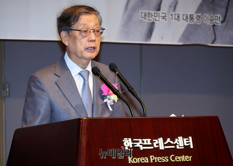 ▲ 건국 77주년을 맞아 이승만 건국 대통령의 업적을 기리는 '대한민국 건국 77주년 기념식', '제18회 우남이승만애국상 시상식', '우남이승만 연구 장학금 수여식'이 14일 오후 서울 프레스센터에서 열렸다. 김황식 (재)이승만대통령기념재단 이사장이 축사하고 있다. ⓒ정상윤 기자