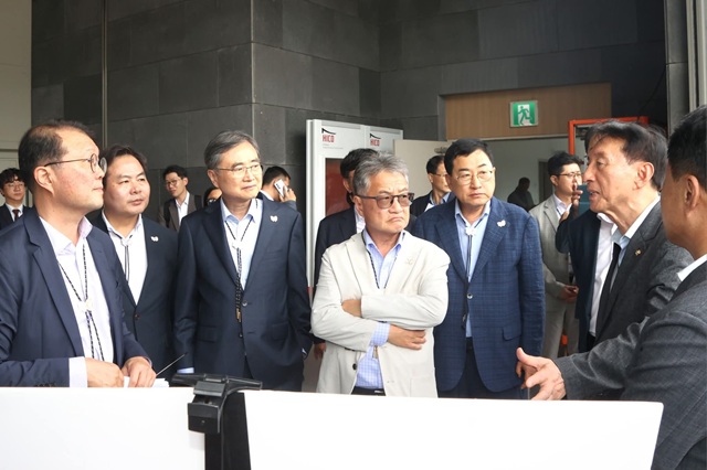 ▲ 지난 13일 경주화백컨벤션센터(HICO)에서 열린 APEC 정상회의 준비 현장 점검에서 조현 외교부 장관이 김석기 국회 외통위원장의 설명을 듣고 있다.ⓒ경주시