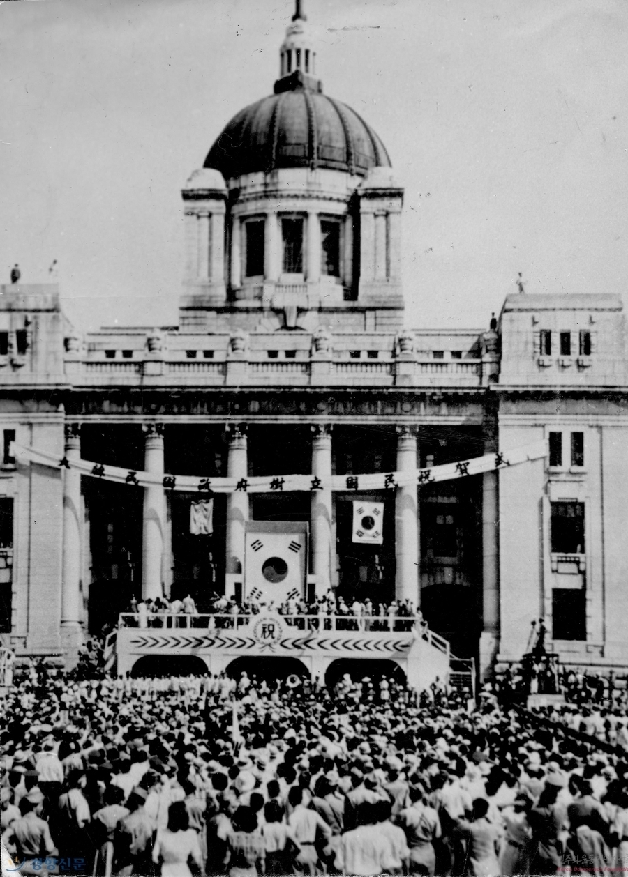 ▲ 1948년 8월 15일 중앙청 광장에서 열린 대한민국 정부 수립 기념식. 이날을《건국절》로 제정하자는 의견과 상해임시정부 수립일인 1919년 4월23일이라는 주장이 맞붙고 있다.ⓒ