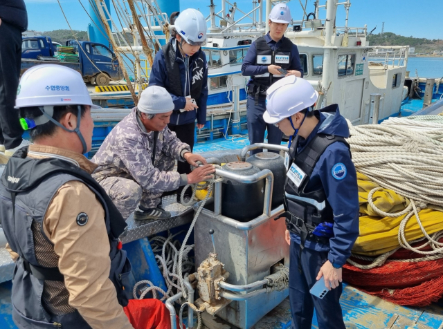 ▲ 한국해양교통안전공단(KOMSA)이 어선원안전감독관의 현장이행점검을 지원하는 모습.ⓒ한국해양교통안전공단