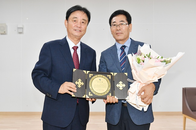 ▲ 최수명 화천부군수 퇴임식이 14일 화천커뮤니티센터에서 최문순 화천군수를 비롯해 최수명 부군수 부부와 가족, 친지, 류희상 군의회 의장, 조웅희 부의장, 동료 공무원 등이 참석한 가운데 열렸다. 지난 1991년 공직에 입문한 최수명 부군수는 이날 퇴임식을 끝으로 34년 간의 공무원 생활을 마감했다. ⓒ화천군