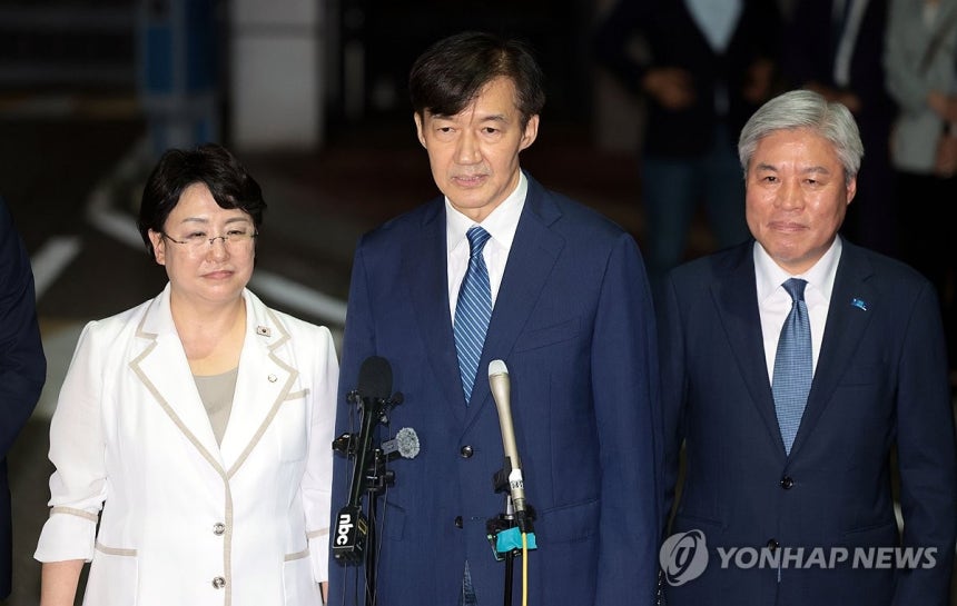 ▲ 조국(가운데) 조국혁신당 전 대표가 15일 서울 구로구 남부교도소에서 광복절 특별사면·복권 조치로 출소하며 대국민 인사를 하고 있다.ⓒ연합뉴스.