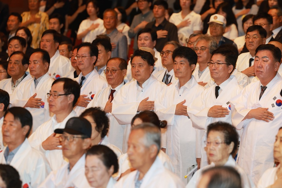 ▲ 김영환춛북도지사와 이양섭 충북도의장이 15일 오전 10시 청주 예술의전당 대공연장에서 광복 80주년 경축식에서 국민의례를 하고 있다.ⓒ충북도