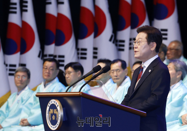 ▲ 이재명 대통령이 15일 서울 세종문화회관에서 열린 80주년 광복절 경축식에서 경축사를 하고 있다. ⓒ대통령실통신사진기자단