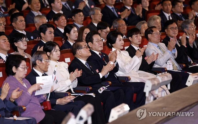 ▲ 이재명 대통령과 김혜경 여사가 15일 서울 세종문화회관에서 열린 80주년 광복절 경축식에서 공연을 지켜본 뒤 박수치고 있다. ⓒ대통령실사진기자단