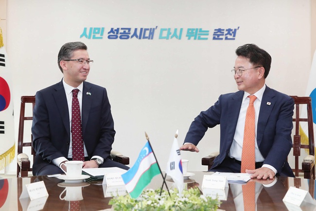 ▲ 육동한 춘천시장이 14일 시청 접견실에서 알리셰르 압두살로모프 주한 우즈베키스탄 대사를 만나 교육·문화·청년·경제·산업 분야 등 양 지역 간 교류협력 확대를 논의했다. ⓒ춘천시