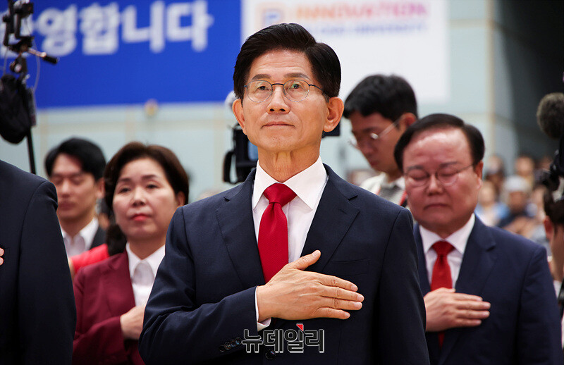 ▲ 국민의힘 전당대회 합동연설회에서 김문수후보가 국기에 대한 경례를 하고 있다.