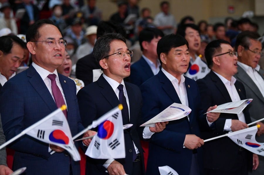 ▲ 영주시, 임종득 국회의원, 유정근 영주시장 권한대행, 김병기 시의장이 광복절 노래를 제창하고 있다.ⓒ영주시