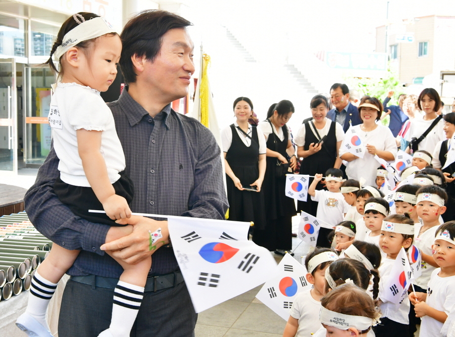 ▲ 한국자유총연맹 경산시지회(지회장 임종완)는 제80주년 광복절을 기념하여 ‘나라 사랑, 경북사랑 태극기 달기 캠페인'을 진행했다.ⓒ경산시