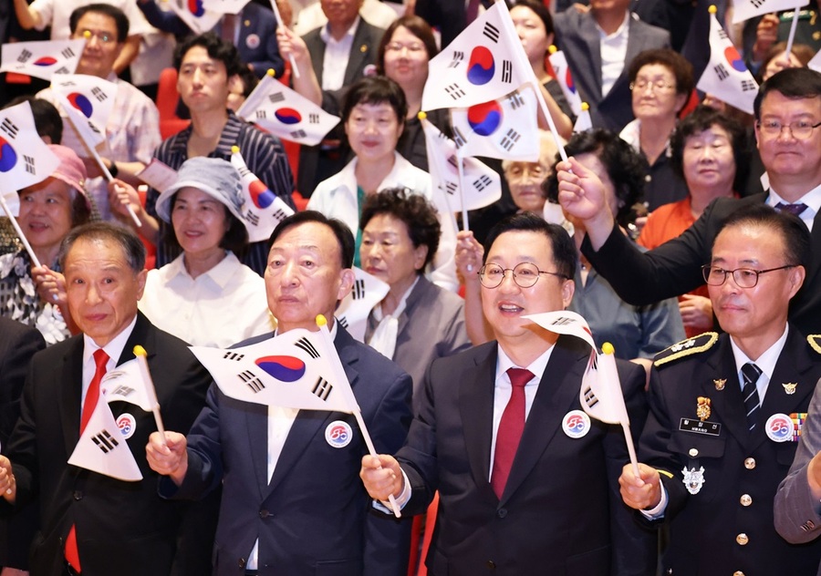 ▲ 대전시는 15일 오전 1시청 대강당에서 제80주년 광복절 경축행사에서 이장우 대전시장과 설동호 대전시교육감, 조원휘 대전시의장이 태극기를 흔들고 있다.ⓒ대전시