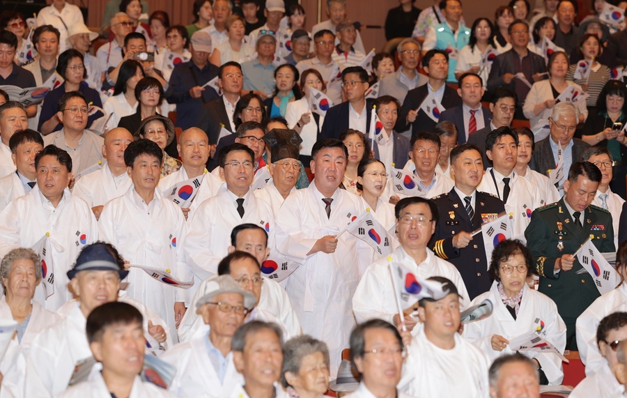 ▲ 이범석 청주시장이 15일 제80주년 광복절을 맞아 충북도지사, 이양섭 충북도지사 등 주요 기관장 등과 함께 태극기를 흔들고 있다.ⓒ청주시