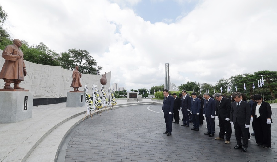 ▲ 이범석 청주시장은 시 간부 공무원과 함께 삼일공원 항일독립운동기념탑과 독립운동 민족대표 5인 동상에 차례로 헌화, 분향하고 있다.ⓒ청주시