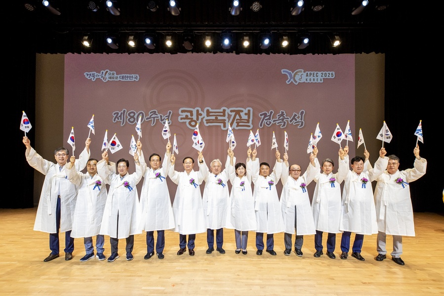 ▲ 행사 막바지에는 참석자 모두 일어서 광복절 노래를 제창하고, 최병준 도의회 부의장의 선창에 맞춰 만세삼창을 크게 외쳤다.ⓒ경북도