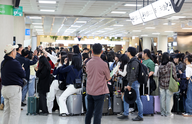 ▲ 인천공항이 해외로 떠나는 여행객들로 가득 차 있다. /연합뉴스
