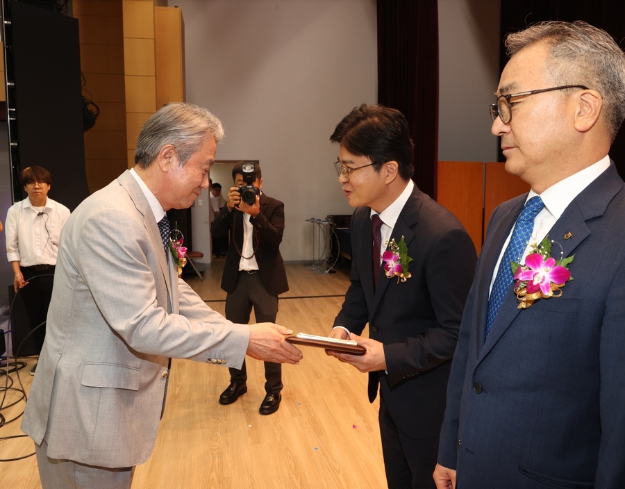 ▲ 경북농협(본부장 최진수)은 13일 농협중앙회 대강당에서 진행된  농협 창립 64주년 기념식에서 농협 최고 영예인 ‘총화상’을 수상했다.ⓒ경북농협