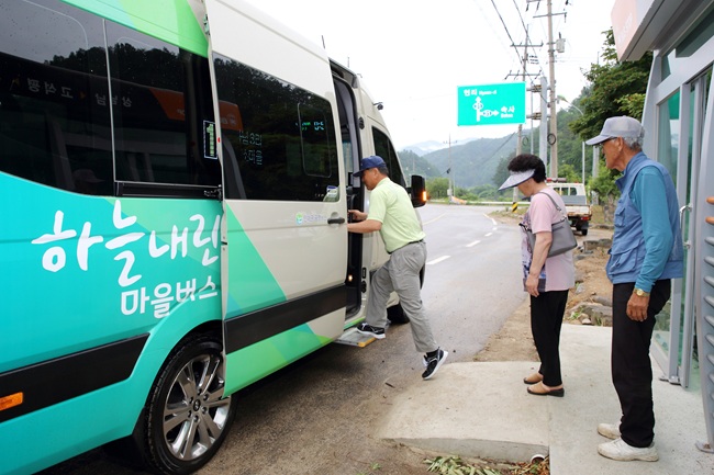 ▲ 인제군은 지난해부터 65세 이상 어르신의 이용편의 증진 및 교통복지 제공을 위한 무료 버스 이용 제도를 시행중이다. ⓒ인제군