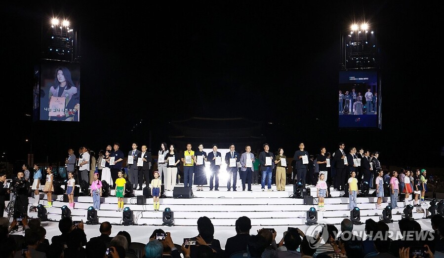 ▲ 15일 서울 광화문광장에서 열린 제21대 대통령 국민임명식 행사에서 80인의 국민대표들이 무대에 올라와 있다.ⓒ연합뉴스
