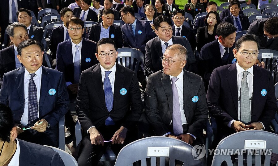 ▲ 15일 서울 광화문광장에서 열린 제21대 대통령 국민임명식에는 대표 기업인들도 참석했다. 오른쪽부터 이재용 삼성전자 회장, 정의선 현대차그룹 회장, 구광모 LG그룹 회장, 신동빈 롯데그룹 회장. ⓒ연합뉴스