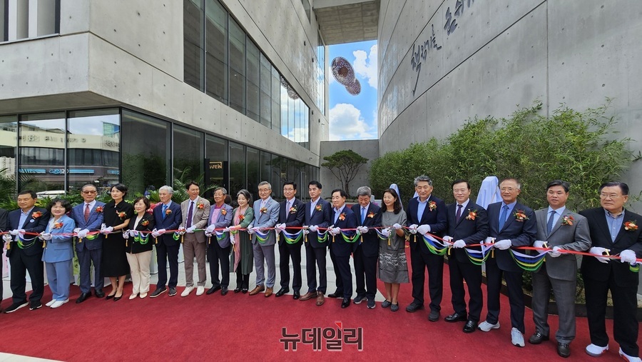 ▲ 재단법인 ‘제산평생학습’ 설립자 김상문 회장(인광그룹)이 사재 200억 원을 들여 건립한 ‘제산컬쳐센터’준공식이 15일 충북 보은에서 열렸다. 사진은 개관식 테이프 커팅 장면.ⓒ김정원 기자