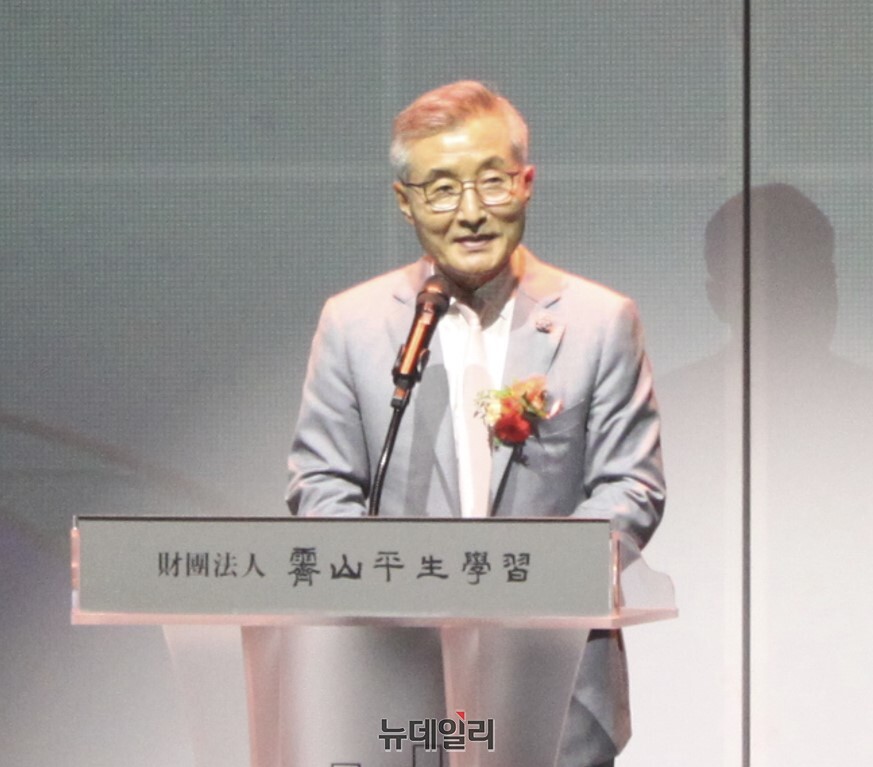 ▲ 재단법인 ‘제산평생학습’ 설립자 김상문 회장(인광그룹)이 15일 준공식에 이어 보은문화예술회관에서 열린 ‘새로운 출발 희망의 노래(제산컬쳐센터 준공기념 서울대학교 국악관현악단 축하 음악회)’에서 인사말을 하고 있다.ⓒ김정원 기자