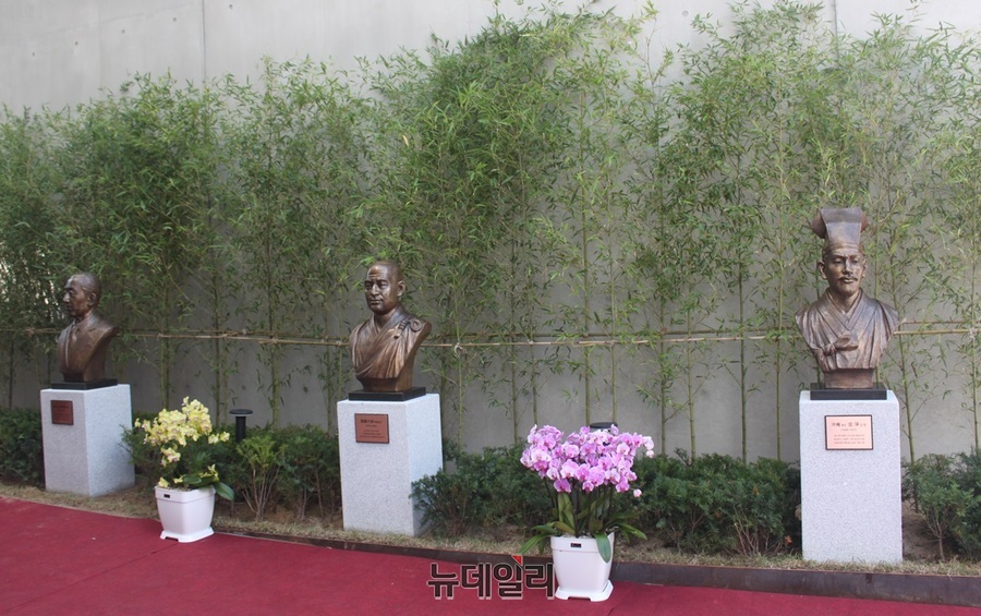 ▲ 제산컬쳐센터는 15일 건물 준공식과 함께 보은 인물 3인의 흉상 제막식을 가졌다. 사진 흉상 오른쪽부터 충암 김정 선생, 벽암대사, 어준선 전 국회의원.ⓒ김정원 기자