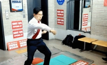 ▲ 김문수 국민의힘 당 대표 후보가 농성 도중 정권 찌르기를 하고 있다. /사진 출처=채널A