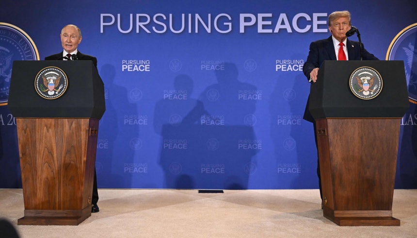 ▲ 트럼프 미국 대통령(오른쪽)과 푸틴 러시아 대통령이 15일 알래스카주 앵커리지에서 기자회견을 하고 있다. /AFP 연합뉴스