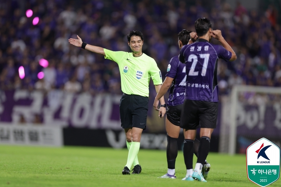 ▲ 15일 열린 안양-포항전에서 김종혁 주심이 권경원에게 퇴장을 명령하고 있다.ⓒ한국프로축구연맹 제공