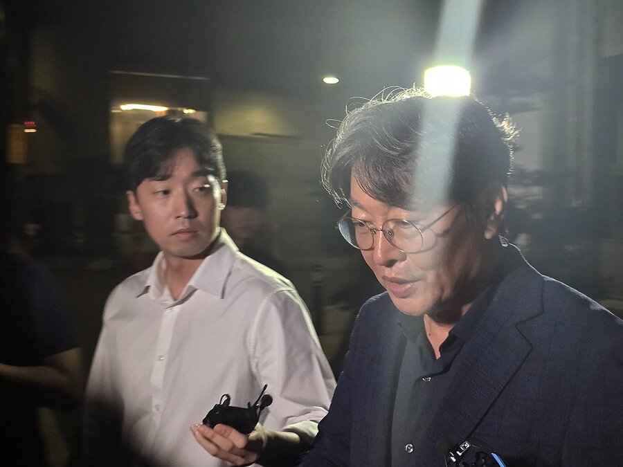 ▲ 차명 주식거래 의혹을 받는 무소속 이춘석 의원이 15일 마포구 서울경찰청 광역수사단 청사에서 조사를 마친 뒤 귀가하고 있다. 2025.8.15. ⓒ연합뉴스