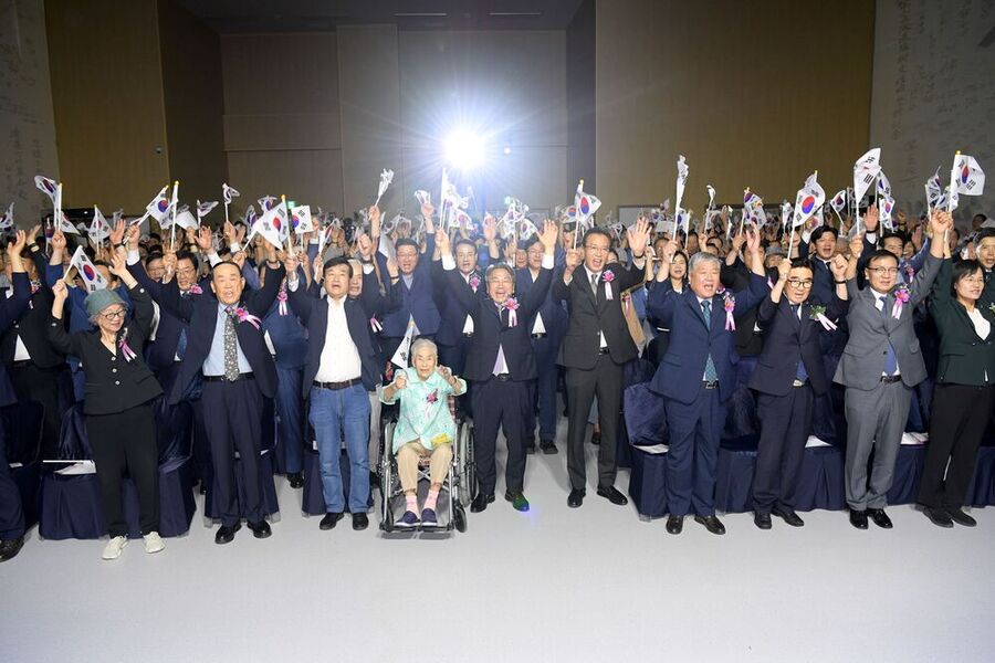 ▲ 강기정 광주광역시장이 15일 광주의 새로운 창업거점 스테이지(STA·G)에서 열린 '광복 80주년 경축식'에서 참석자들과 만세삼창을 하고 있다.ⓒ광주광역시 제공