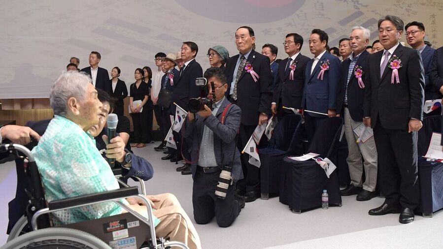 ▲ 강기정 광주광역시장이 15일 광주의 새로운 창업거점 스테이지(STA·G)에서 열린 '광복 80주년 경축식'에 참석해 홀로 애국가 1절을 무반주로 부르는 일제강제동원 피해자 양금덕 할머니를 바라보고 있다.ⓒ광주광역시 제공