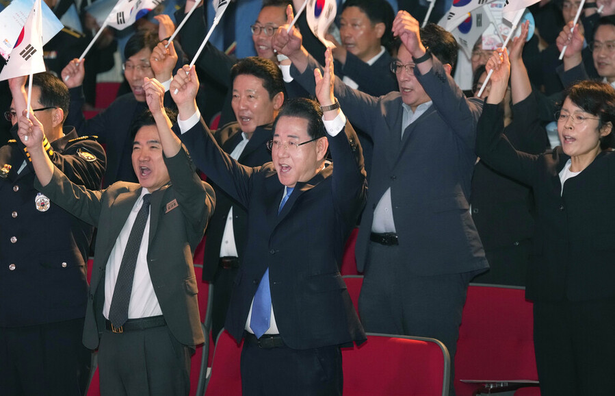▲ 김영록 전라남도지사가 15일 도청 김대중강당에서 열린 ‘제80주년 광복절 경축식’에 참석해 독립유공자 후손, 기관 단체장 등 참석자들과 광복절 노래 제창 및 만세삼창을 하고 있다.ⓒ전라남도 제공