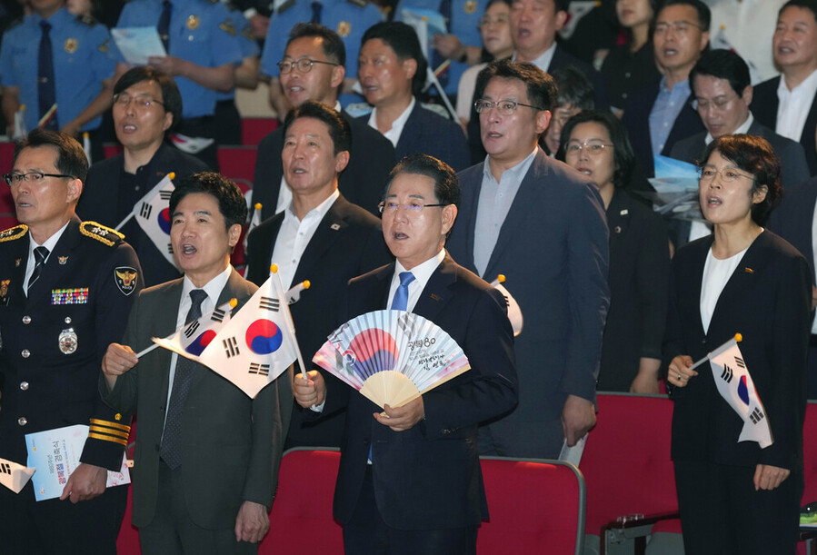 ▲ 김영록 전라남도지사가 15일 도청 김대중강당에서 열린 ‘제80주년 광복절 경축식’에 참석해 독립유공자에 대한 포상을 전수한 뒤 기념촬영을 하고 있다.ⓒ전라남도 제공