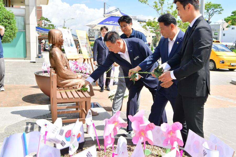 ▲ 헌화 중인 김한종 장성군수ⓒ장성군 제공