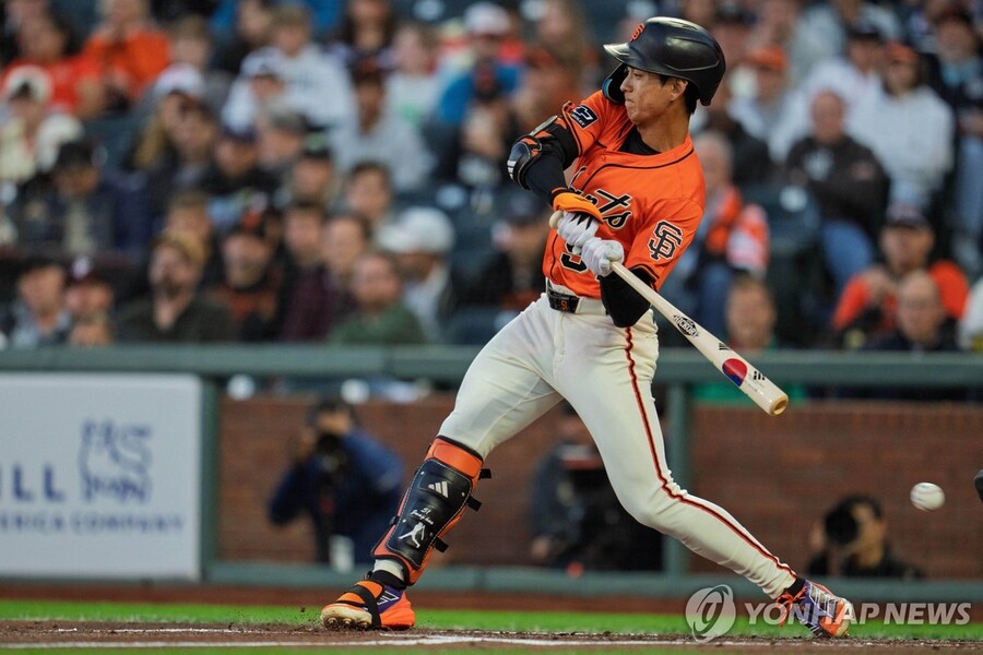 ▲ 샌프란시스코 이정후와 탬파베이 김하성이 맞대결을 펼쳤다. 두 선수 모두 태극기를 새긴 배트를 휘둘렀다.ⓒ연합뉴스 제공