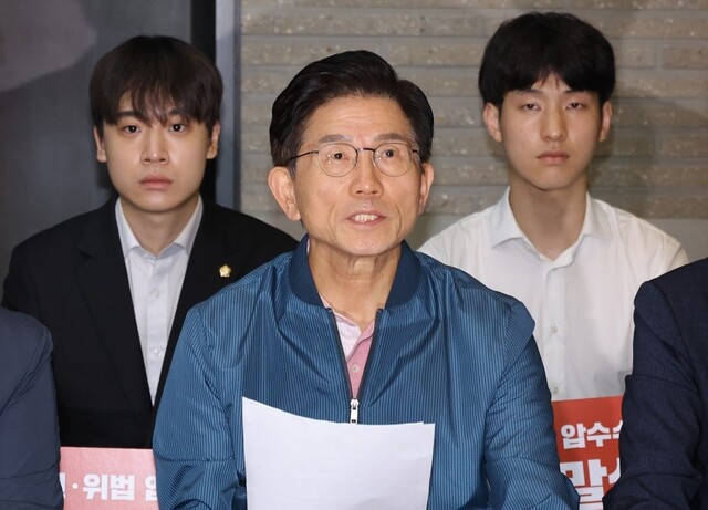 ▲ 김문수 국민의힘 당대표 후보가 여의도 중앙당사 로비에서 김건희 특검의 당사 압수수색에 항의하며 농성을 벌이고 있다. /연합뉴스