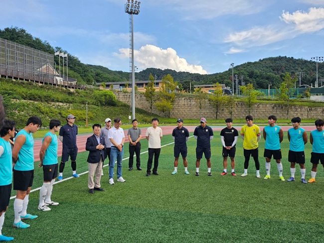▲ 육동한 춘천시장이 16일 춘천시민축구단 훈련장을 방문해 선수단과 구단 관계자들을 격려했다. ⓒ춘천시