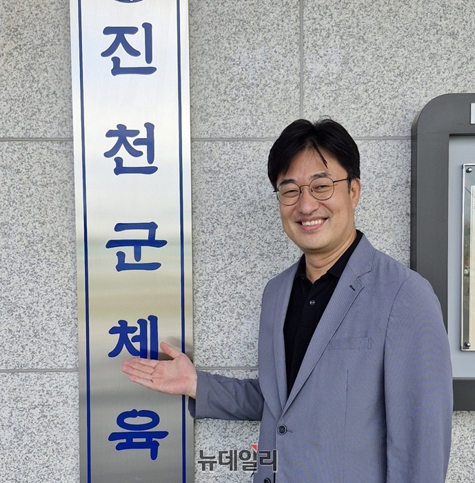 ▲ 김명식 회장은 2020년 2월 민선 초대 진천군체육회장으로서 업무를 시작한 이후,  5년여 동안 진천군체육회장으로 활동했다. 김 회장이 체육회관 앞에서 밝게 웃고 있다.ⓒ양승갑 기자