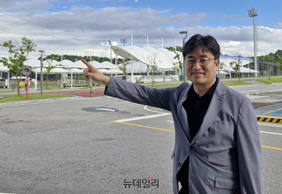 ▲ 김명식 회장이 진천군체육회의 성장 발판이 된 진천스포츠센터에서 미래의 진천군 스포츠에 대해 이야기하고 있다.ⓒ양승갑 기자