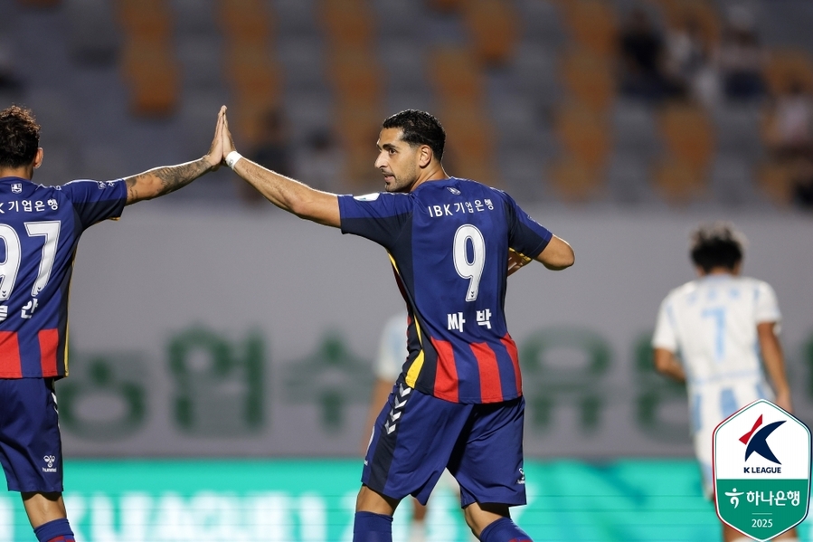 ▲ 수원FC 싸박이 멀티골을 넣으며 울산에 4-2 승리를 책임졌다.ⓒ한국프로축구연맹 제공