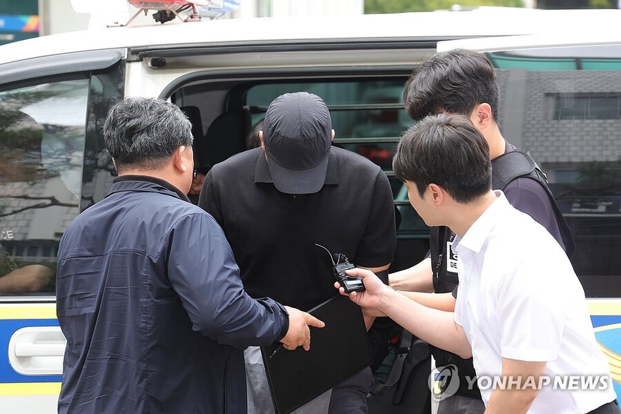 ▲ 지난달 30일 오전 경기도 의정부시 가능동 의정부지방법원에서 강도상해 혐의로 구속영장이 청구된 30대 농협 직원 A씨가 구속 전 피의자 심문을 위해 법정으로 이동하고 있다. ⓒ연합뉴스 제공