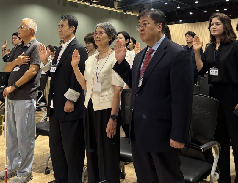 ▲ 한국뮤지컬학회 발기인 전체가 지난 16일 서울 대학로 예술가의집에서 발기 선언문을 낭독하고 있다.ⓒ한국뮤지컬학회