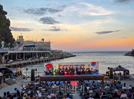 ▲ 울릉도서 광복 80주년 경축 태권도 퍼포먼스 전야제가 진행되고 있다.ⓒ뉴데일리
