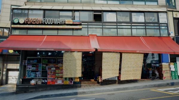 ▲ 초록우산 '생명을 지키는 영수증' 캠페인에 협력한 한 국제 식료품 로컬 마트. ©디마이너스원