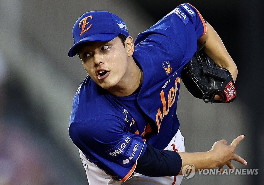 ▲ 오른팔 부상으로 이탈한 문동주가 검질 결과 큰 문제가 없는 것으로 드러났다.ⓒ연합뉴스 제공