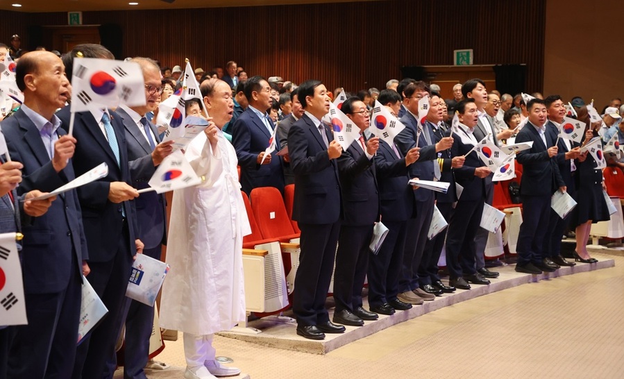 ▲ 조길형 충주시장과 이종배 국회의원 등이 15일 제80주년 광복절 경축식에서 태극기를 흔들며 애국선열들의 숭고한 희생정신을 되새기고 있다.ⓒ충주시