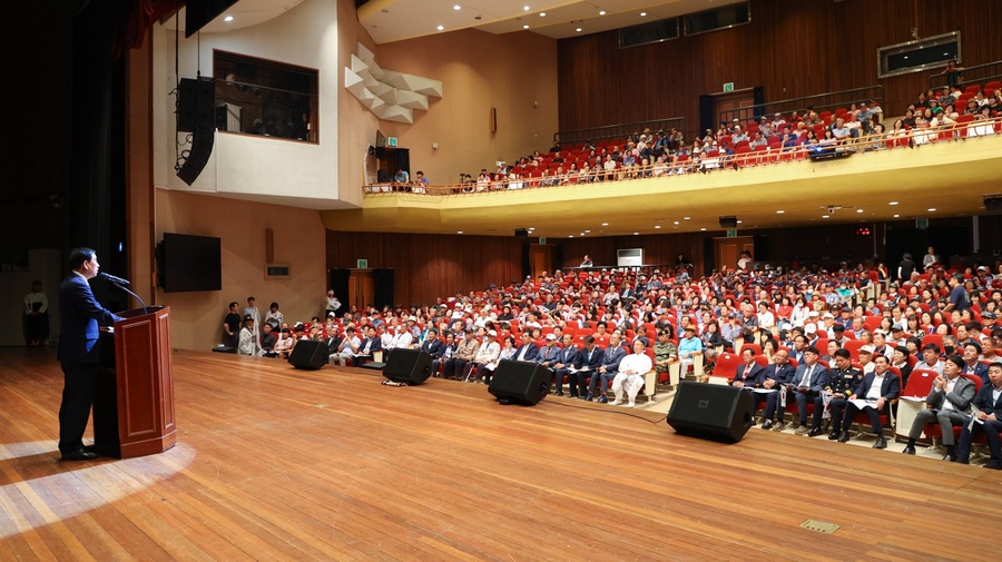 ▲ 조길형 충주시장이 15일‘제80주년 광복절 경축식’에서 경축사를 하고 있다.ⓒ충주시
