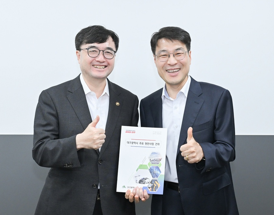 ▲ 김정기 대구시장 권한대행 행정부시장은 지난 14일 오후 2시, 정부서울청사에서 임기근 기획재정부 제2차관을 만나 대구 미래 성장동력 확보와 시민 안전 강화를 위한 핵심 현안 사업에 대한 정부 지원을 건의했다.ⓒ대구시